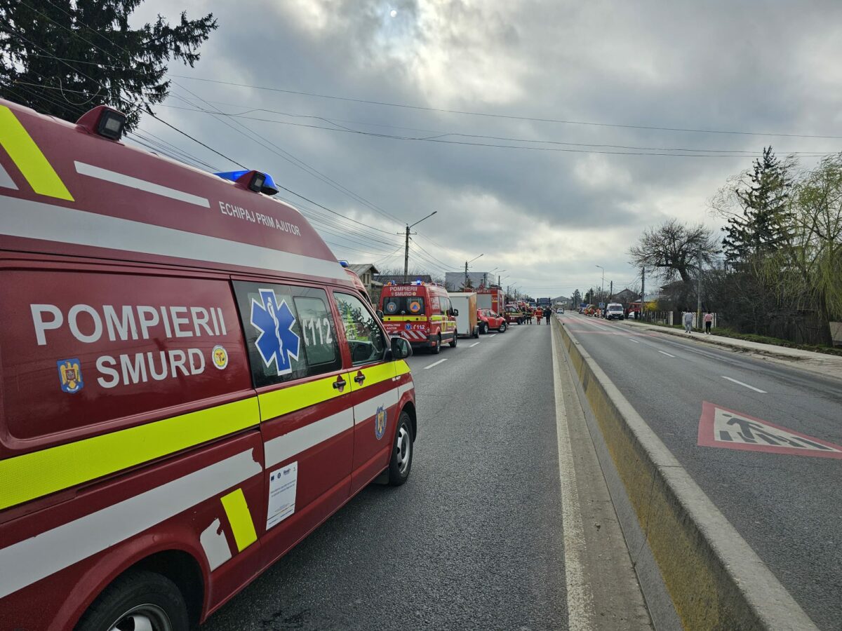 Accident în Galați: microbuz cuprins de flăcări după o manevră greșită, doi răniți