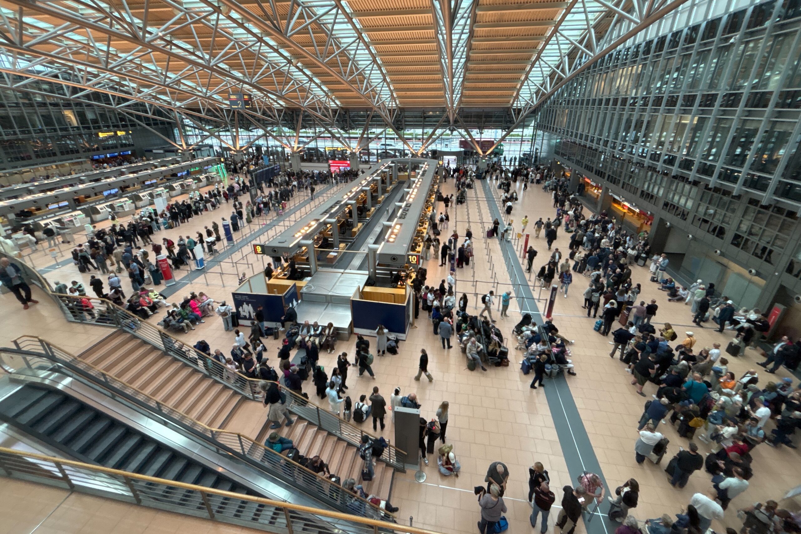 Aeroporturile europene cer suspendarea sistemului EES din cauza cozilor de până la cinci ore