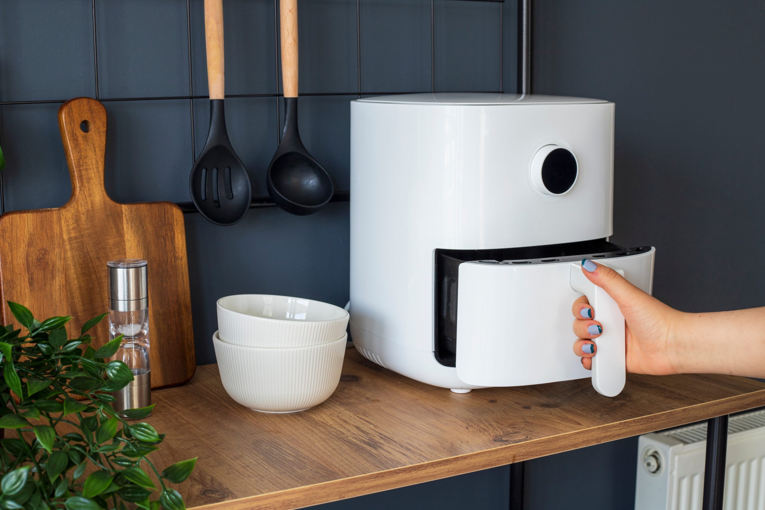 Air fryer vs. aragaz: nutriționiștii explică ce metodă păstrează mai bine vitaminele