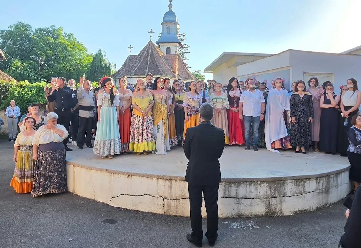 Angajații Operei Brașov protestează în fața Prefecturii, nemulțumiți de salarii și concedieri
