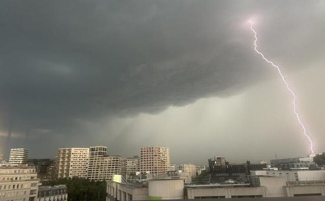 ANM: Cod galben de ploi și vijelii în București și șase județe, sâmbătă