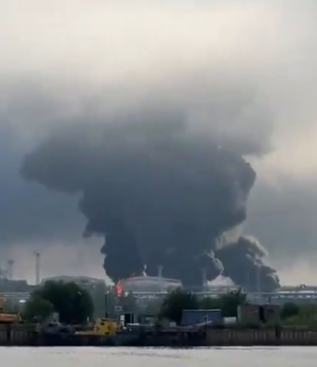 Atac masiv cu drone ucrainene în Sankt Petersburg: port și terminal petrolier lovite