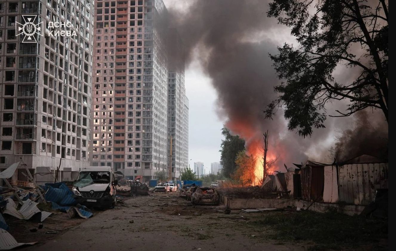 Bombardament masiv la Kiev înaintea summitului NATO; Ucraina lovește cea mai mare rafinărie din Rusia