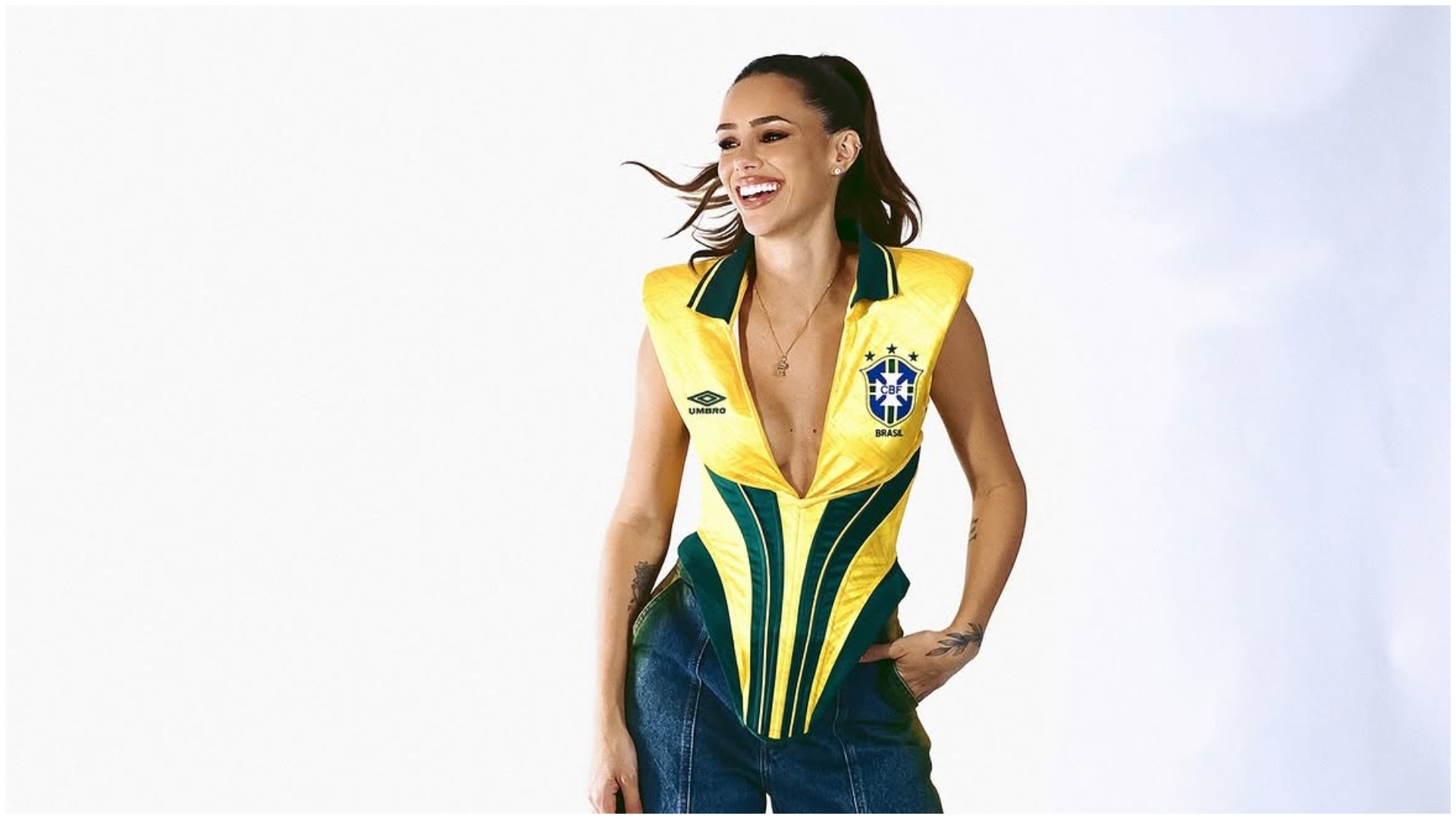Bruna Biancardi, iubita lui Neymar, i-a purtat noroc Braziliei în meciul cu Japonia, purtând un tricou galben cu numărul 10