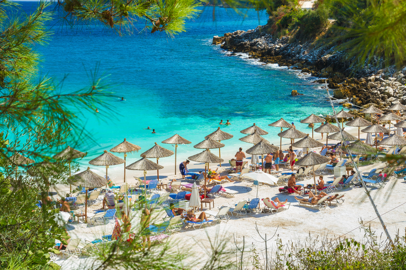 Card sau numerar în vacanța în Grecia: sfaturi practice pentru turiștii români