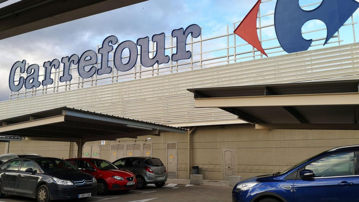 Carrefour părăsește România după 25 de ani; frații Pavăl preiau rețeaua pentru 823 milioane euro