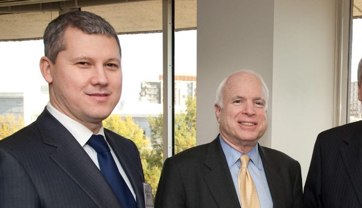 Cătălin Predoiu a publicat o fotografie veche cu John McCain, făcând referire la schimbări geopolitice majore