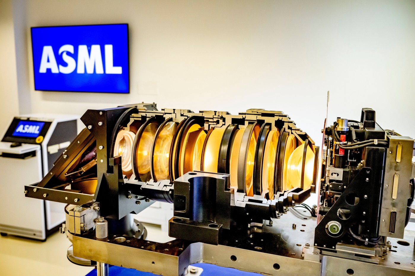 Cea mai importantă mașină din lume, mașina de litografie ASML, nu a ajuns în China, spune compania