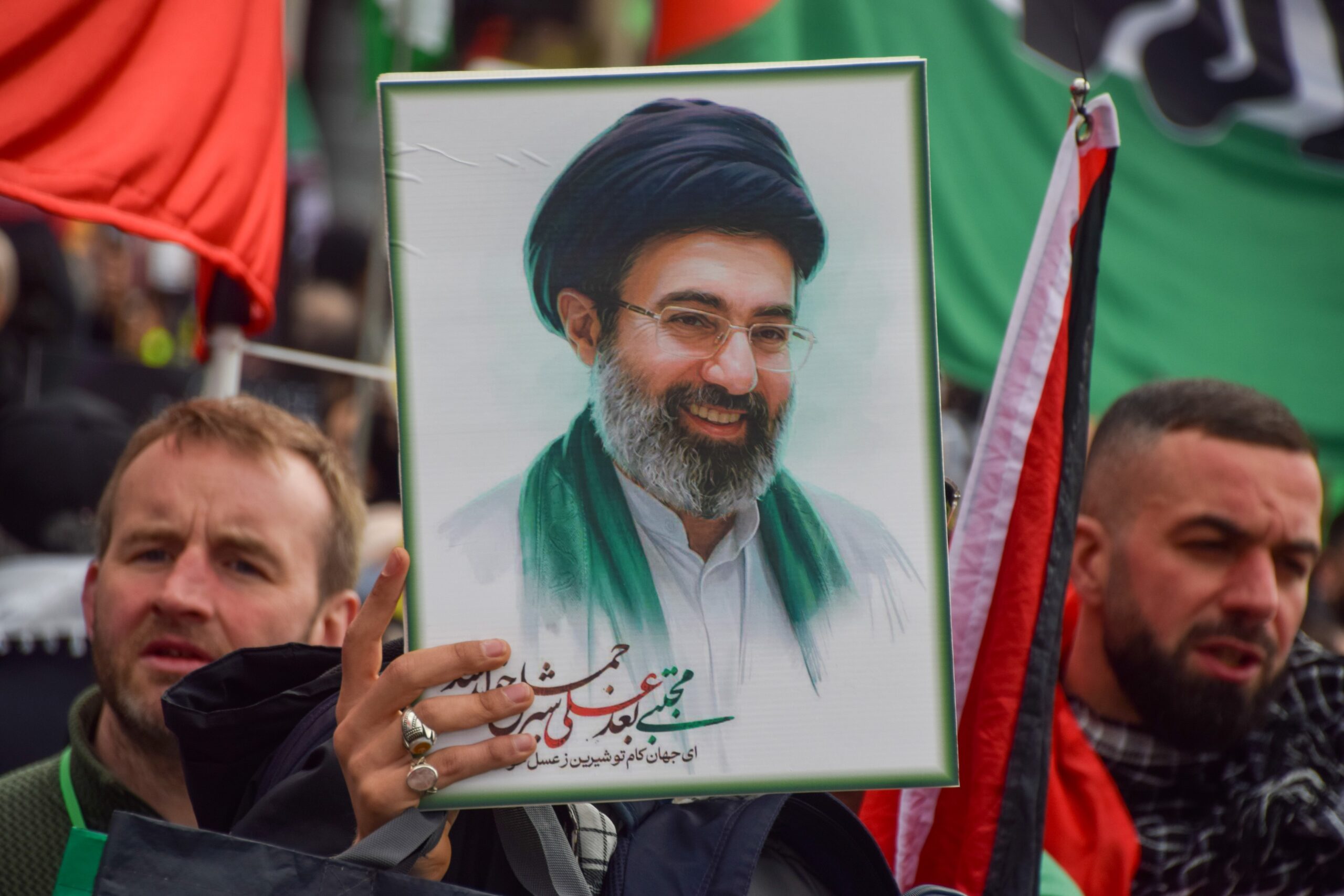 Ceremonii funerare uriașe pentru liderul suprem al Iranului, Ali Khamenei, de Ziua Națională a SUA