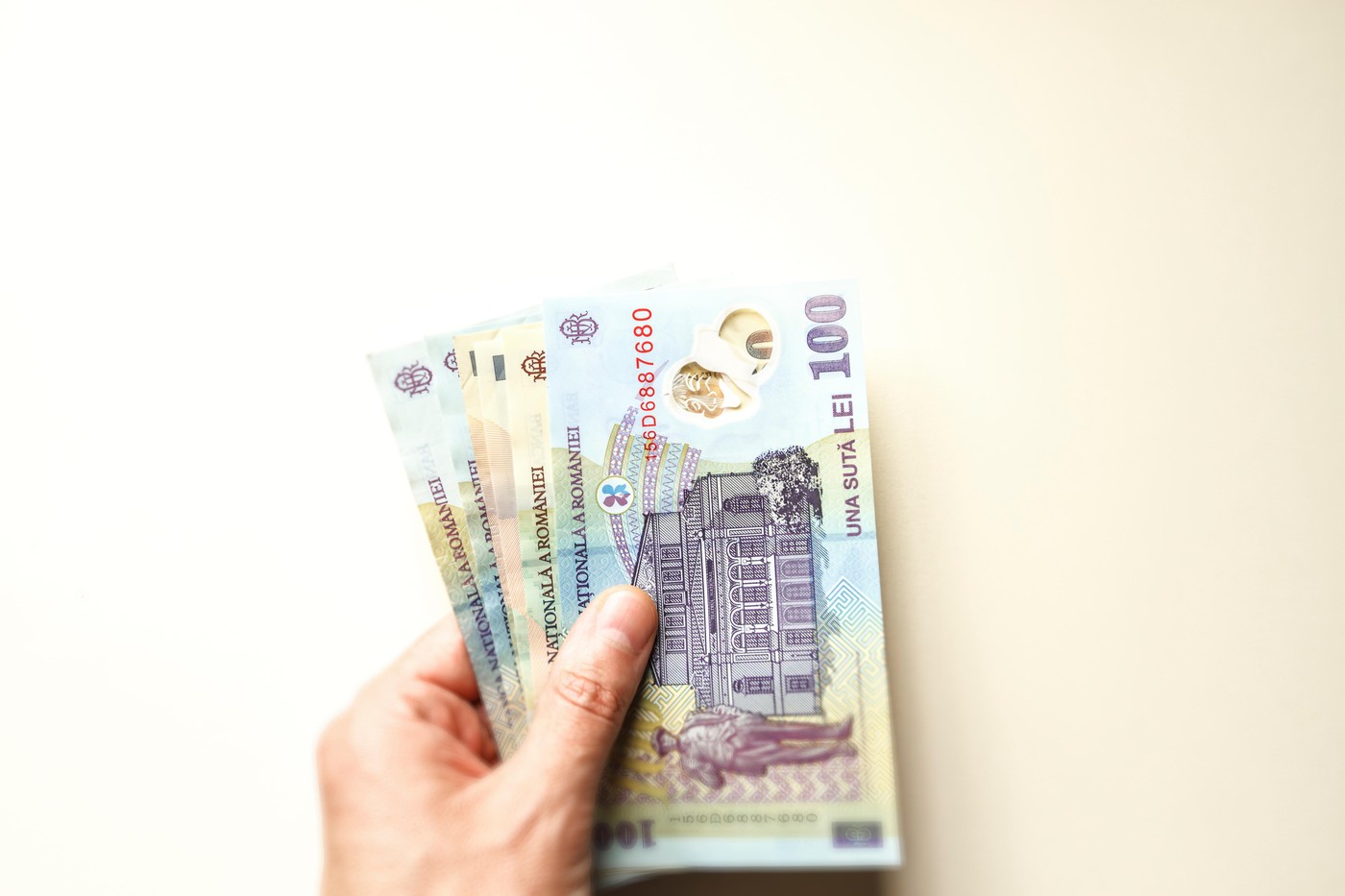 Cinci domenii cu salarii peste 12.000 de lei în 2026. IT-ul rămâne în top