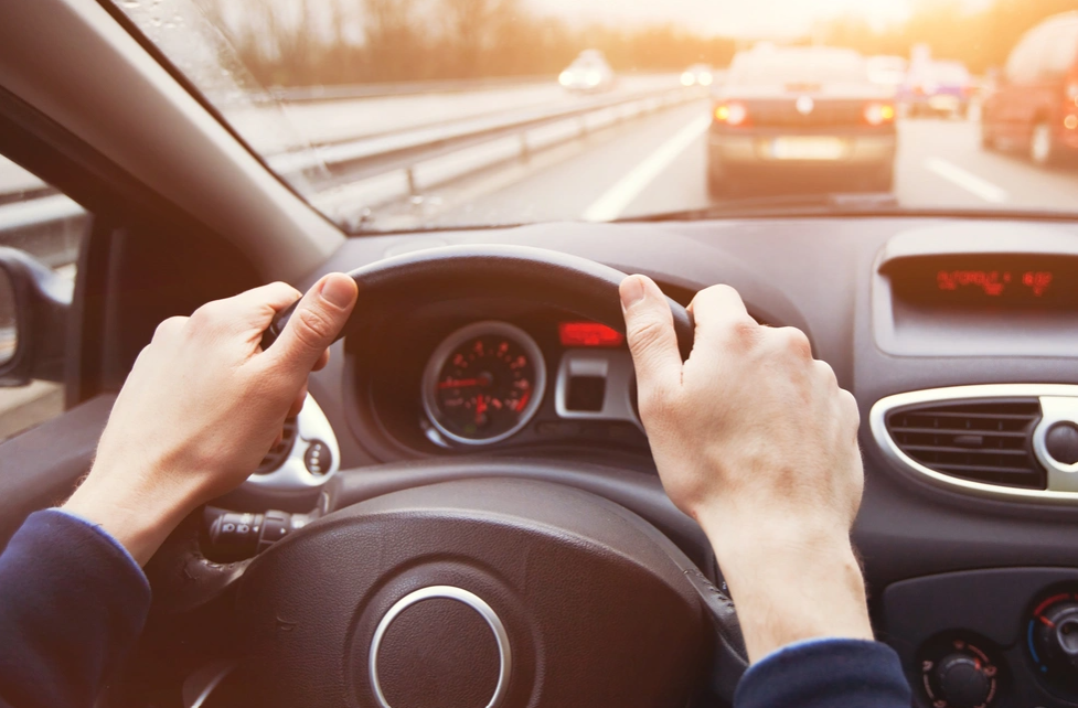 Comisia Europeană analizează frânarea automată la depășirea vitezei pentru mașinile noi din UE
