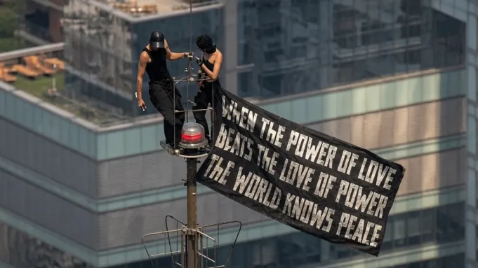 Cuplul din documentarul Netflix „Skywalkers” s-a logodit pe Empire State Building, apoi a fost arestat