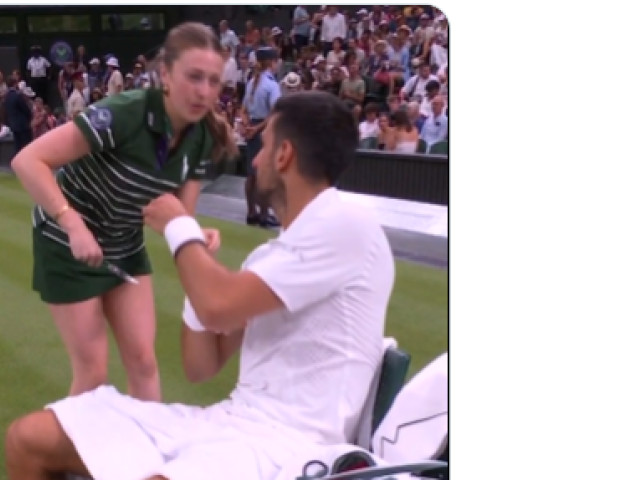 Djokovic, glumă cu un copil de mingi la Wimbledon: a tresărit când i s-a tăiat bandajul cu foarfeca