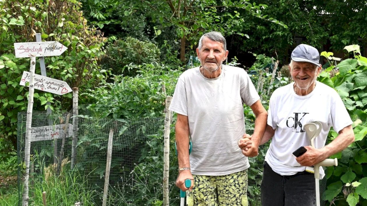 Doi bătrâni de 70 de ani își cultivă singuri grădina la centrul de vârstnici din Sectorul 1