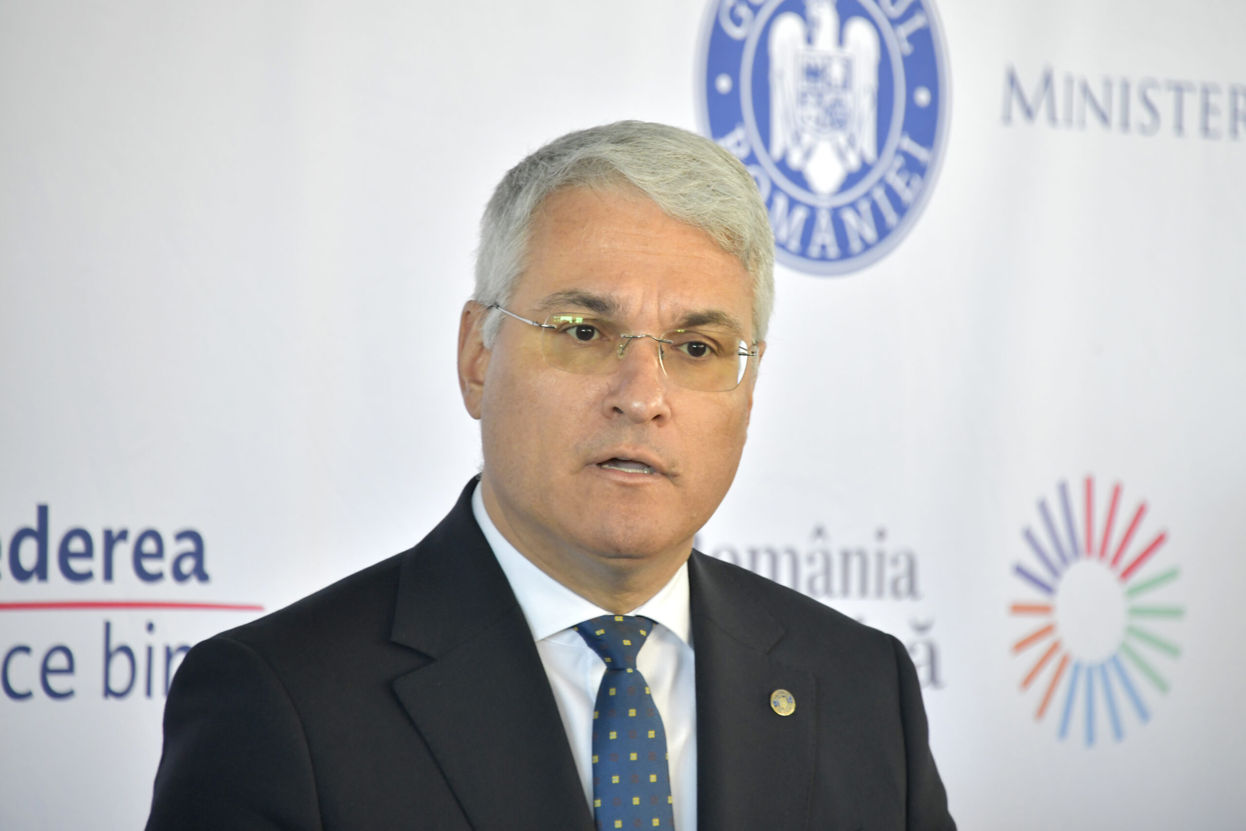 Dragoș Pîslaru, ministrul demis, critică lipsa informării în cazul perchezițiilor de la Azilele Groazei din Bihor
