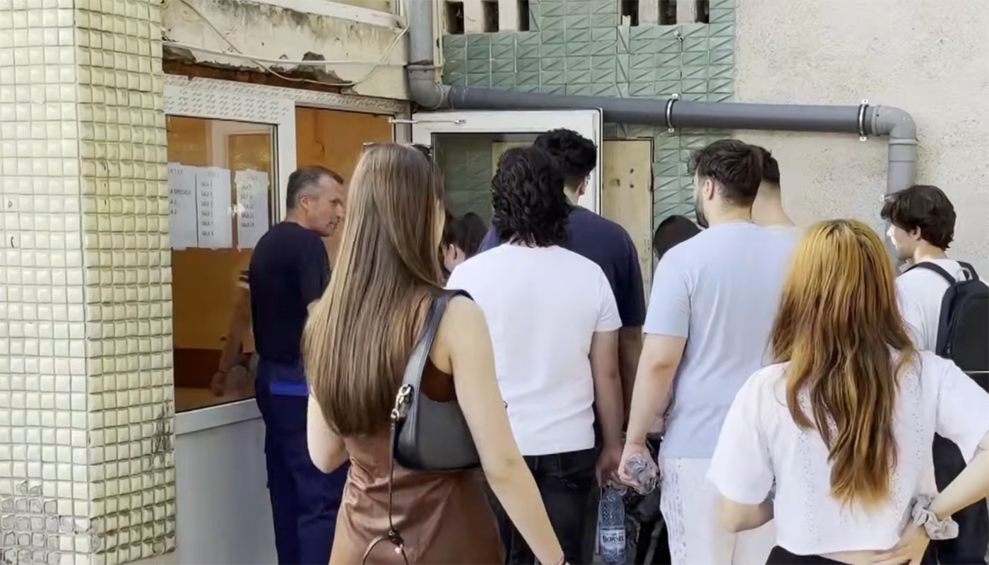 Elev din Mehedinți, îmbrăcat extravagant la Bacalaureat, a atras toate privirile