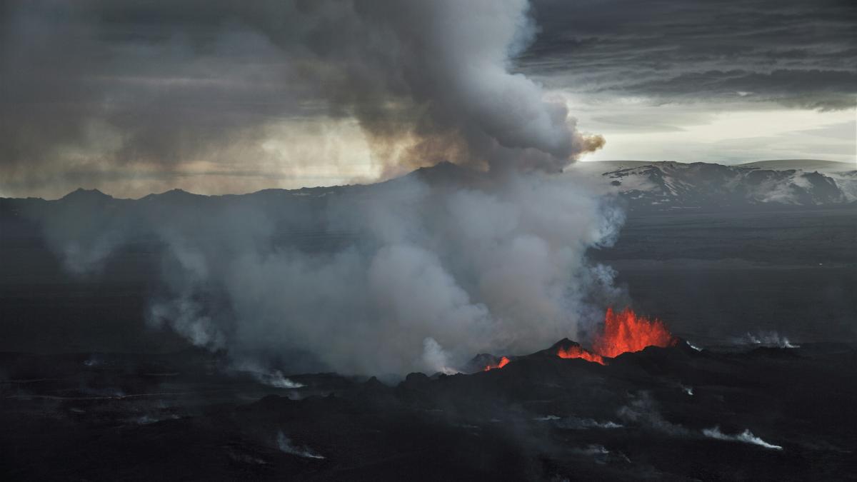 Erupția vulcanului Etna paralizează traficul aerian în Sicilia. Mii de călători afectați