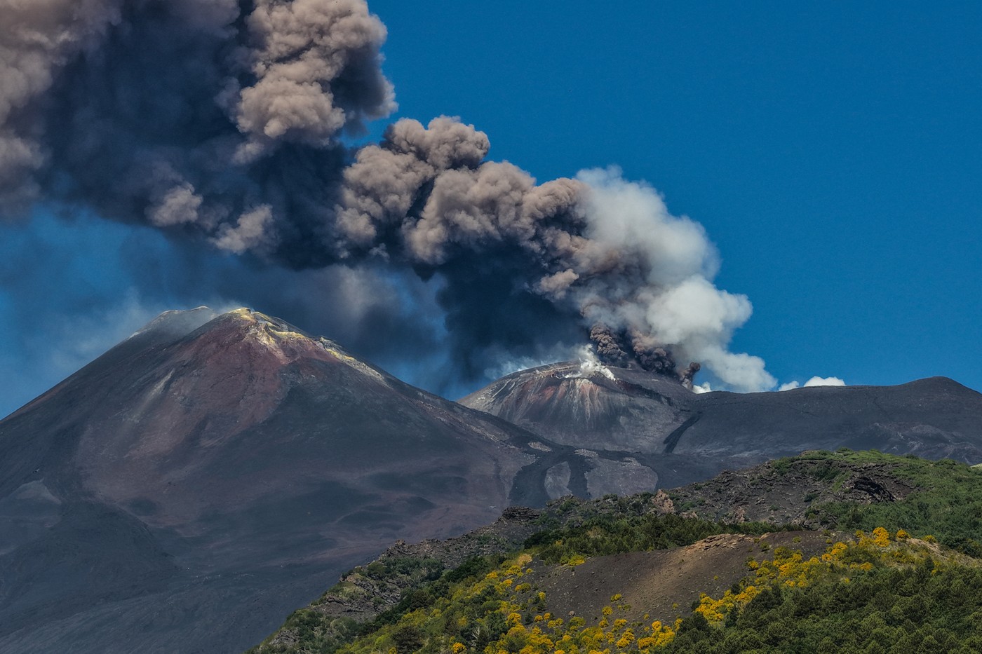 Erupția vulcanului Etna perturbă traficul aerian în sudul Italiei. Coloana de cenușă a urcat la 1,5 km