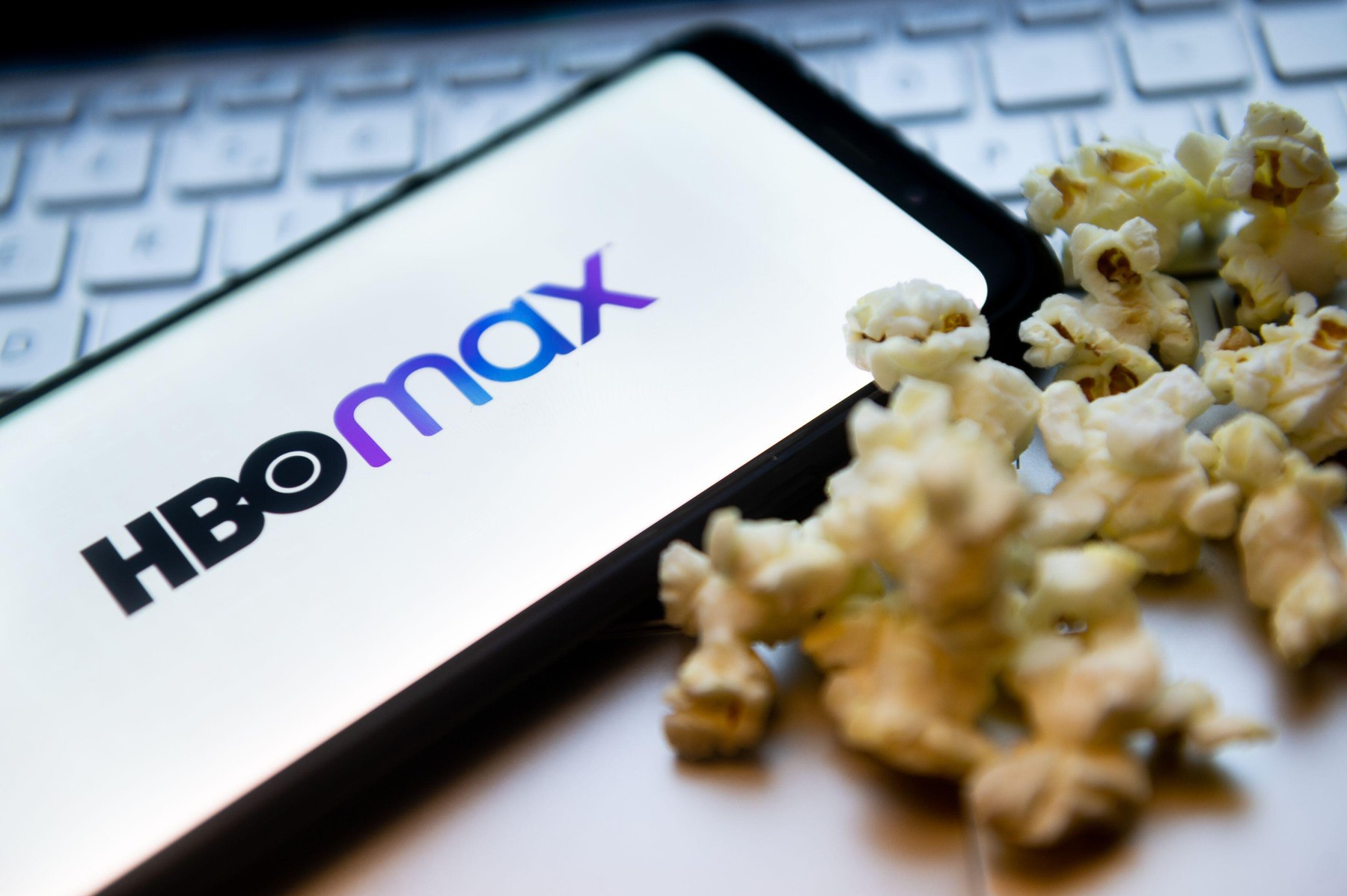 Filme și seriale noi pe HBO Max în iulie 2025: de la „Teoria Big Bang” la horror și sport