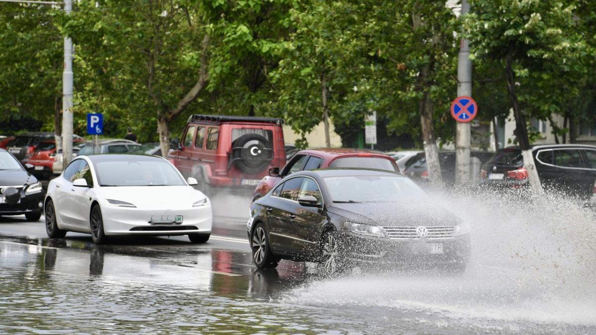Furtună în București: mașini acoperite de apă în Pasajul Poligrafiei, pompierii au înotat să caute victime