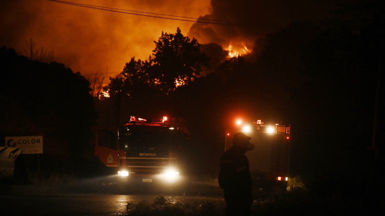 Incendiu de vegetație lângă Salonic: două fabrici distruse, evacuări în masă