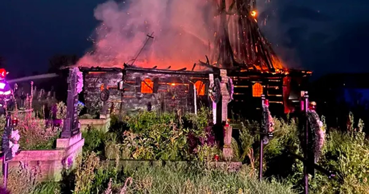 Incendiu devastator la o biserică de lemn din Maramureș, veche de 350 de ani. Turla de 25 de metri riscă să se prăbușească