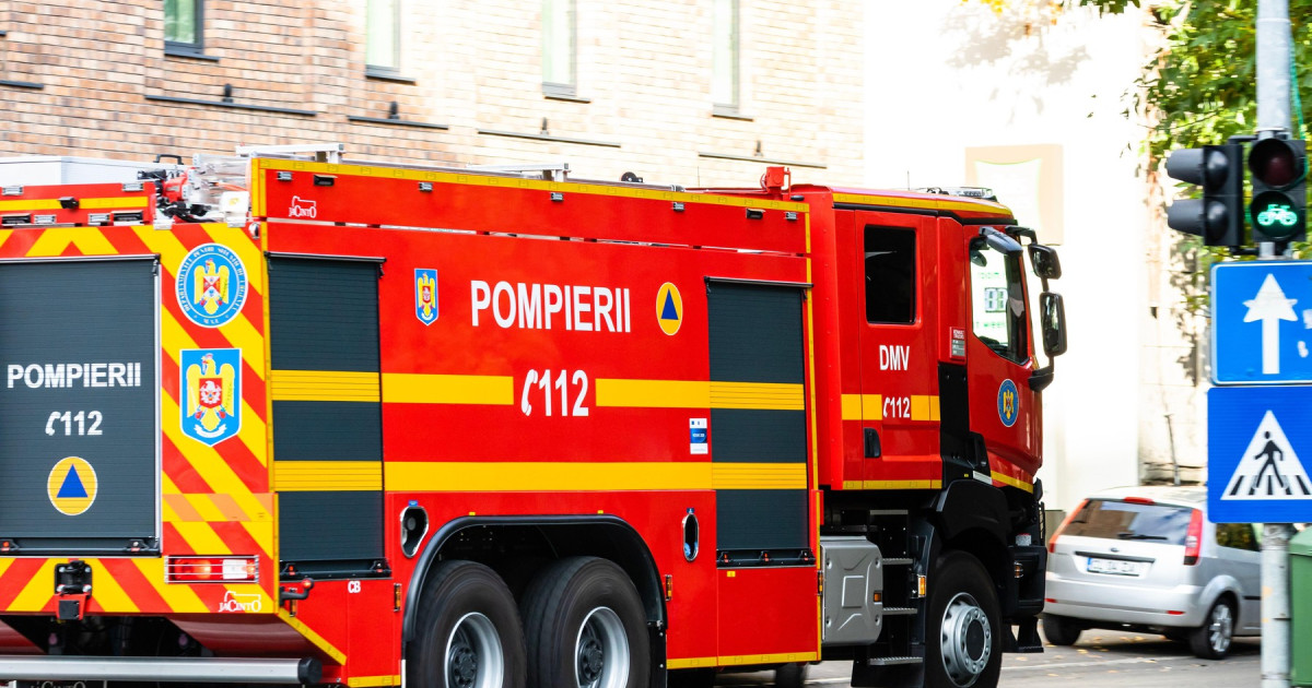 Incendiu la etajul 8 al unui bloc de pe Calea Moșilor din Capitală. Nu sunt victime