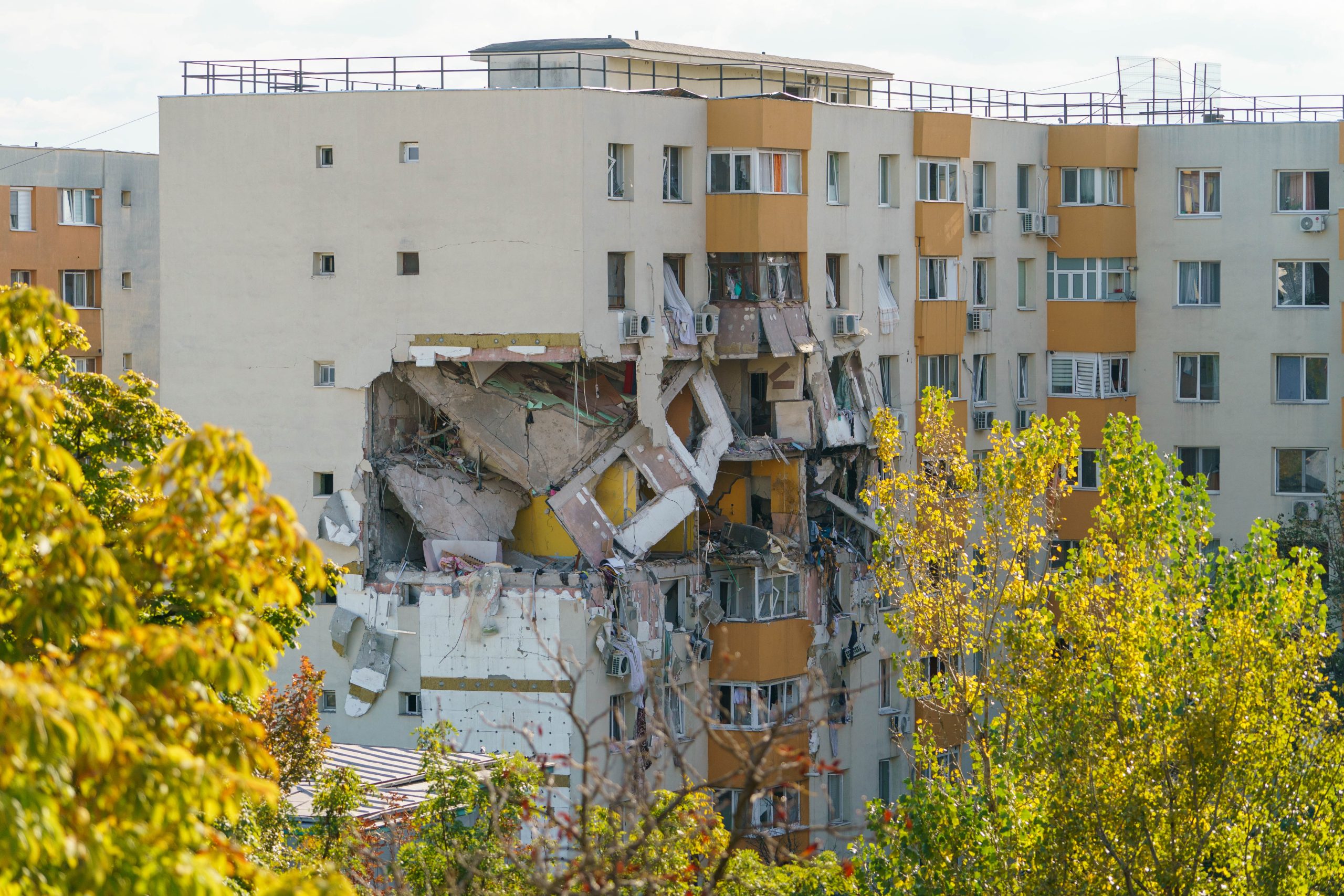 Încep lucrările de punere în siguranță la blocul din Rahova, la 9 luni de la explozie. Locatarii, mai aproape de recuperarea bunurilor