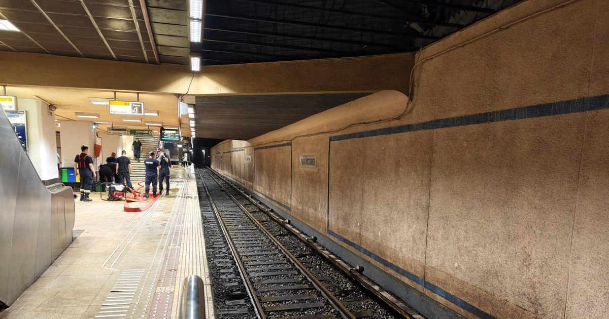 Intervenția la stația de metrou Piața Victoriei s-a încheiat după evacuarea apei