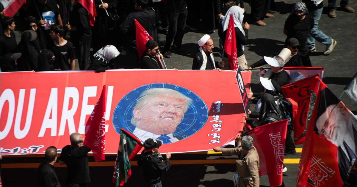 Iranienii aruncă cu pietre în panoul cu Trump la funeraliile lui Khamenei; liderul SUA amenință cu acțiuni militare