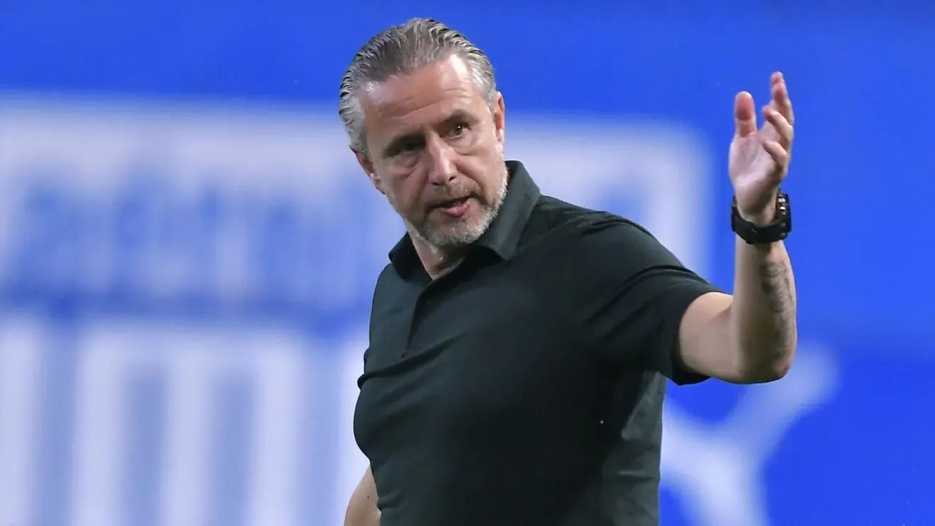Laurențiu Reghecampf, acuzat de lipsă de profesionalism după ce a părăsit Al-Hilal Omdurman pentru Esperance Tunis