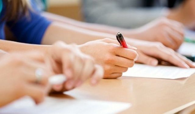 Liceenii întârziați din cauza furtunilor pot susține BAC-ul la ora 13:00, cu subiect de rezervă