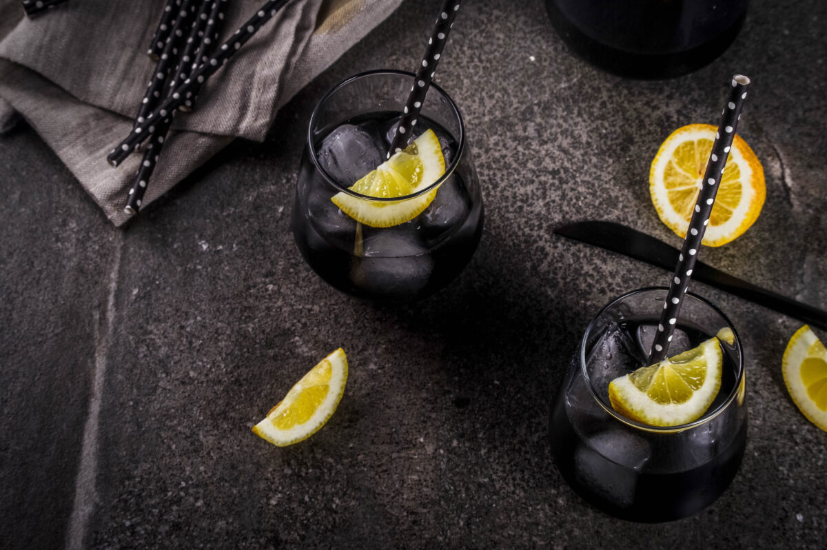 Limonada neagră, tendința verii: cum se prepară și ce beneficii are cu adevărat