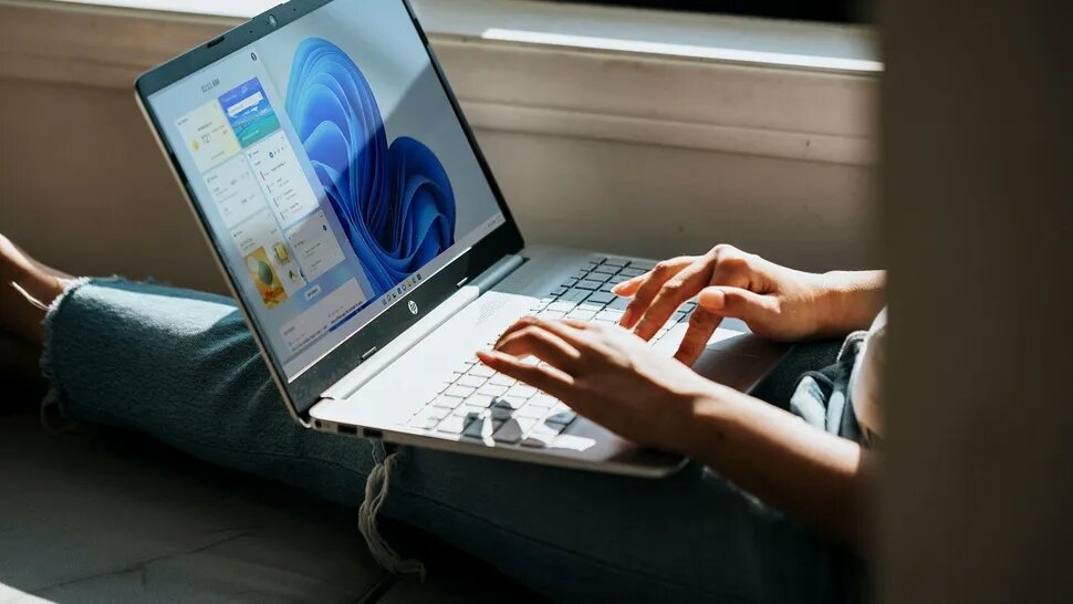 Microsoft testează Cloud Rebuild: reinstalare Windows 11 din cloud, fără stick USB
