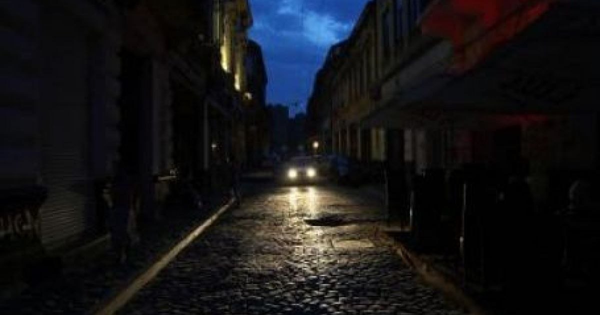 Mii de treceri de pietoni din România rămân neiluminate, la patru ani de la legea care obliga primăriile să le modernizeze