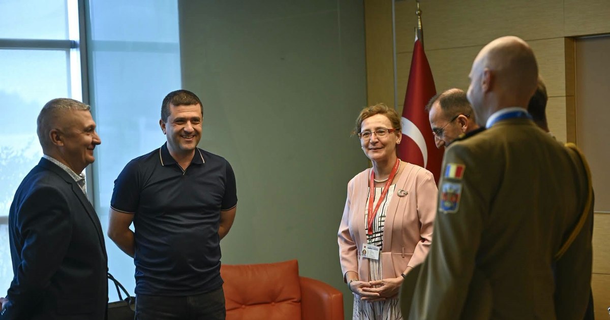 Ministrul interimar al Apărării, Radu Miruță, a sosit la summitul NATO de la Ankara în tricou și blugi, stârnind critici dure