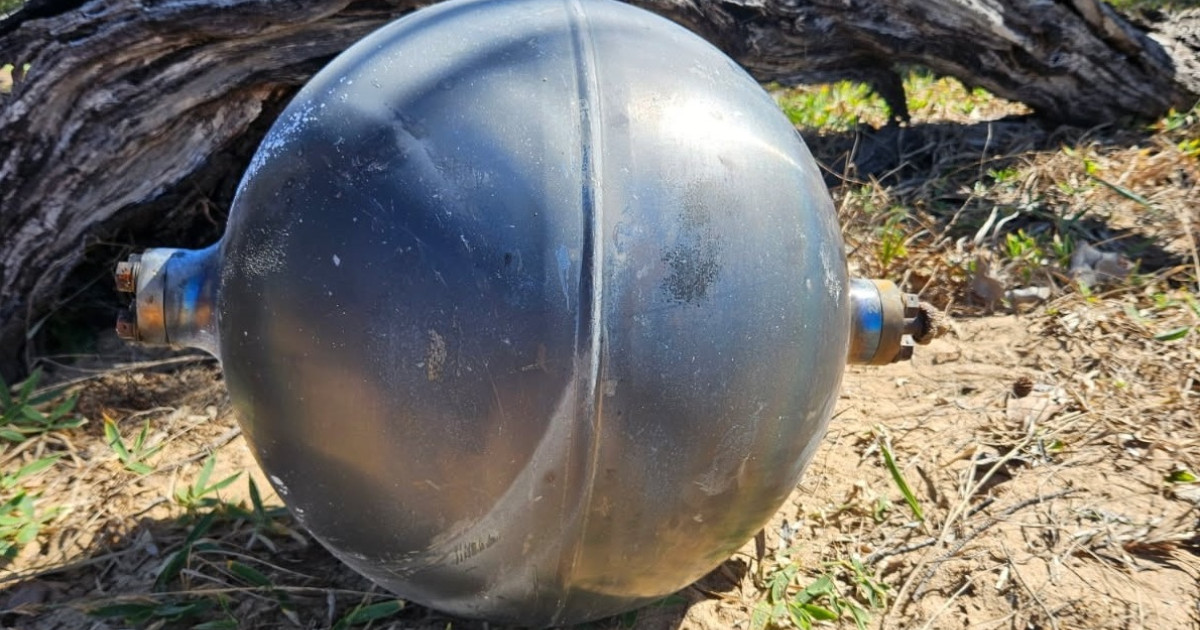 Misterioasele sfere de pe plaja din Australia sunt recipiente de la o rachetă spațială