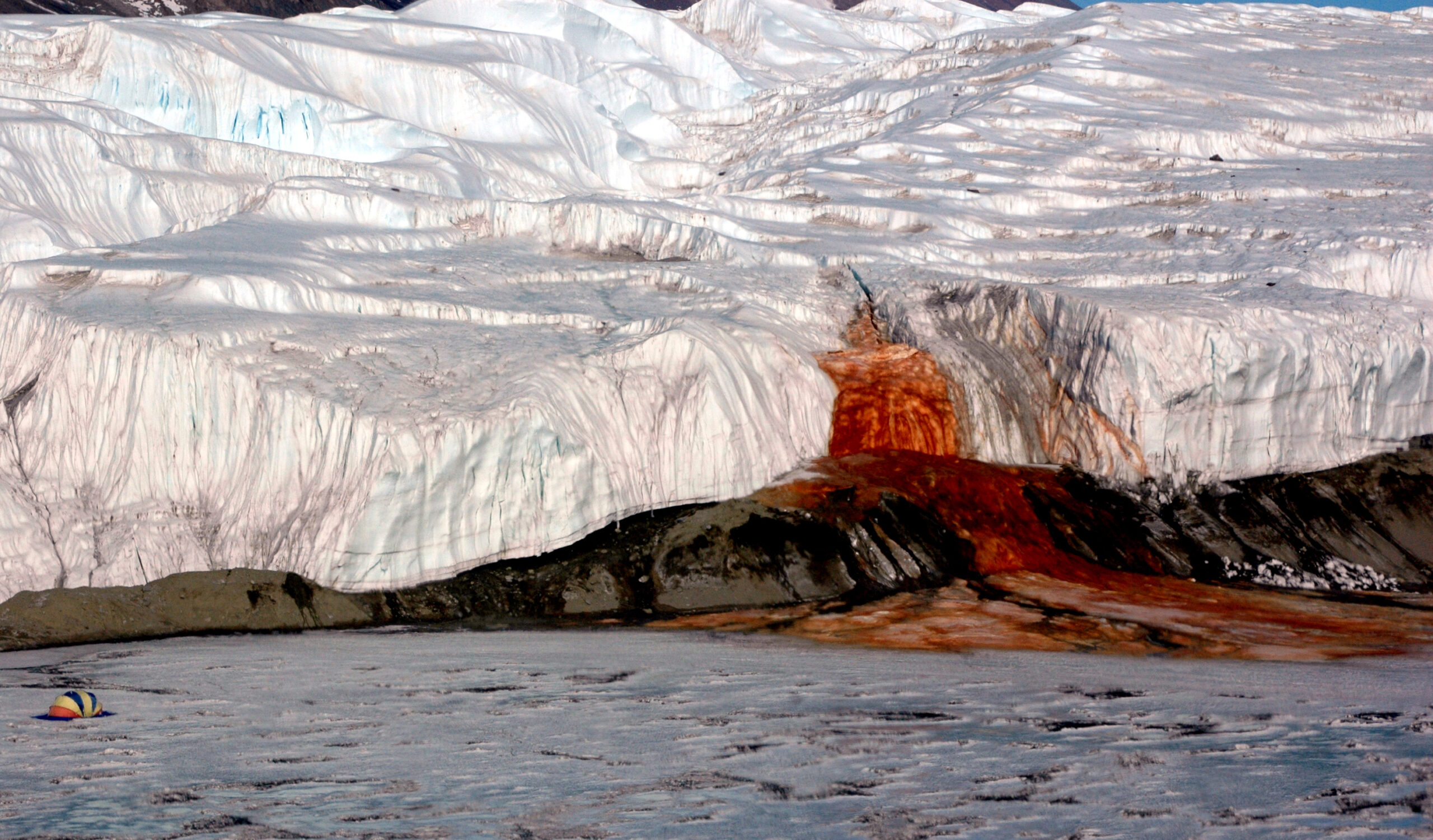 Misterul Cascadelor de Sânge din Antarctica, elucidat: apa bogată în fier ajunge la suprafață printr-o rețea de canale sub presiune