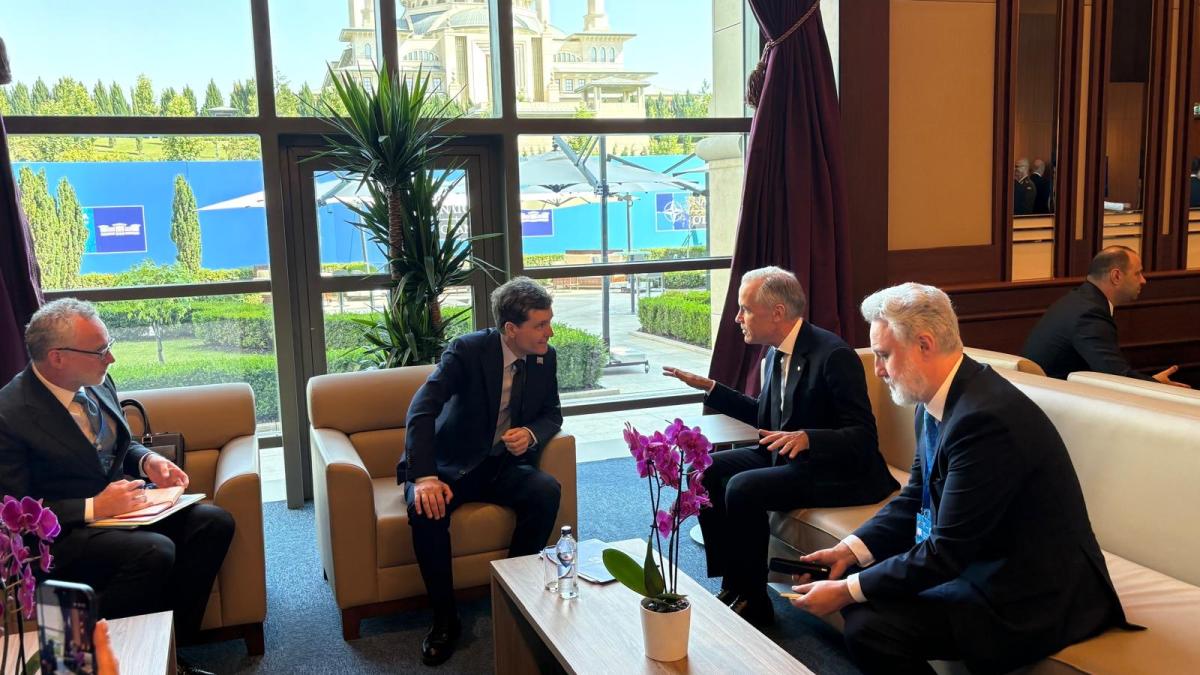 Nicușor Dan s-a întâlnit cu premierul Canadei, Mark Carney, la Ankara. A acceptat invitația de a vizita Canada