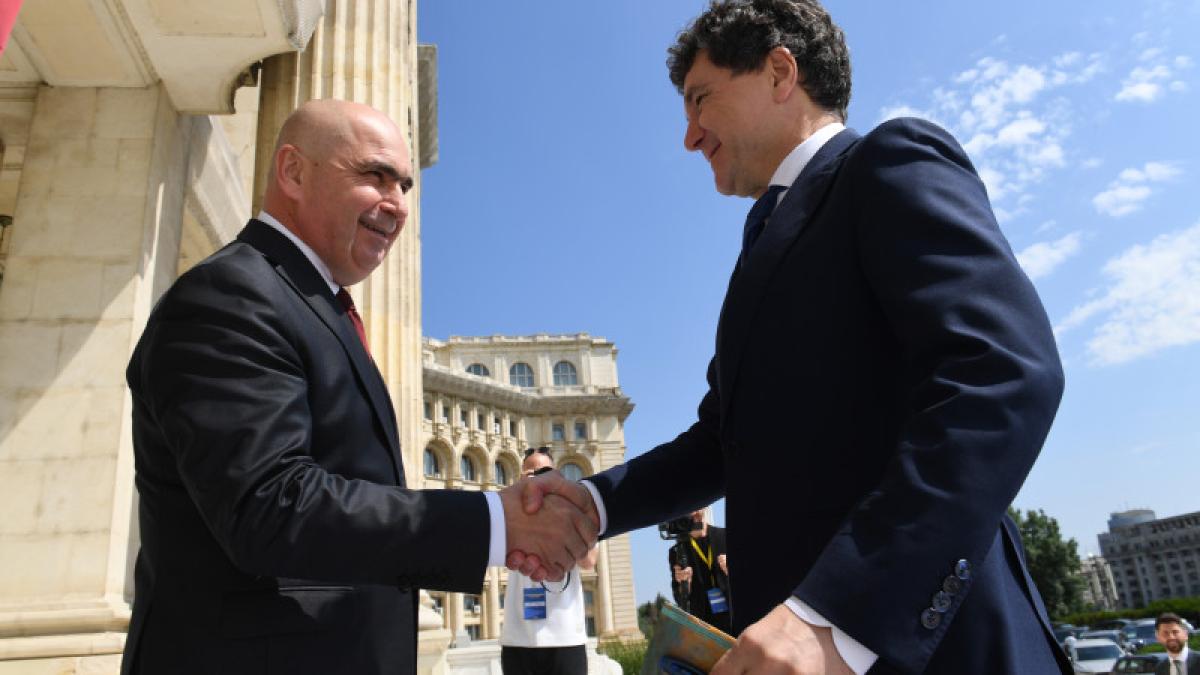 Petre Lăzăroiu: Două variante constituționale pentru deblocarea crizei guvernamentale