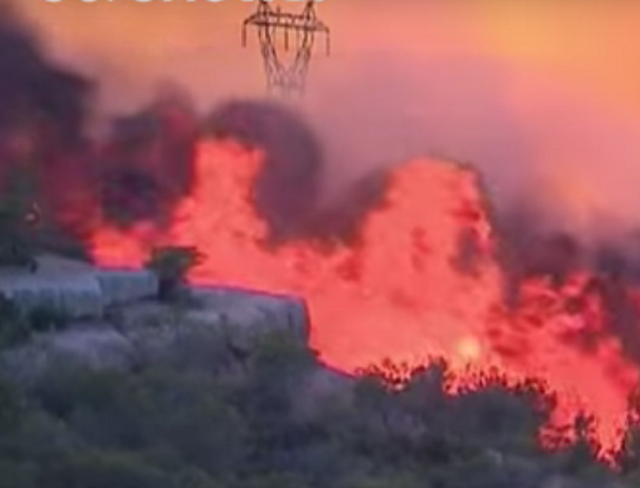Pompierii francezi luptă cu incendii de vegetație pe coasta mediteraneană, 1.500 de persoane evacuate