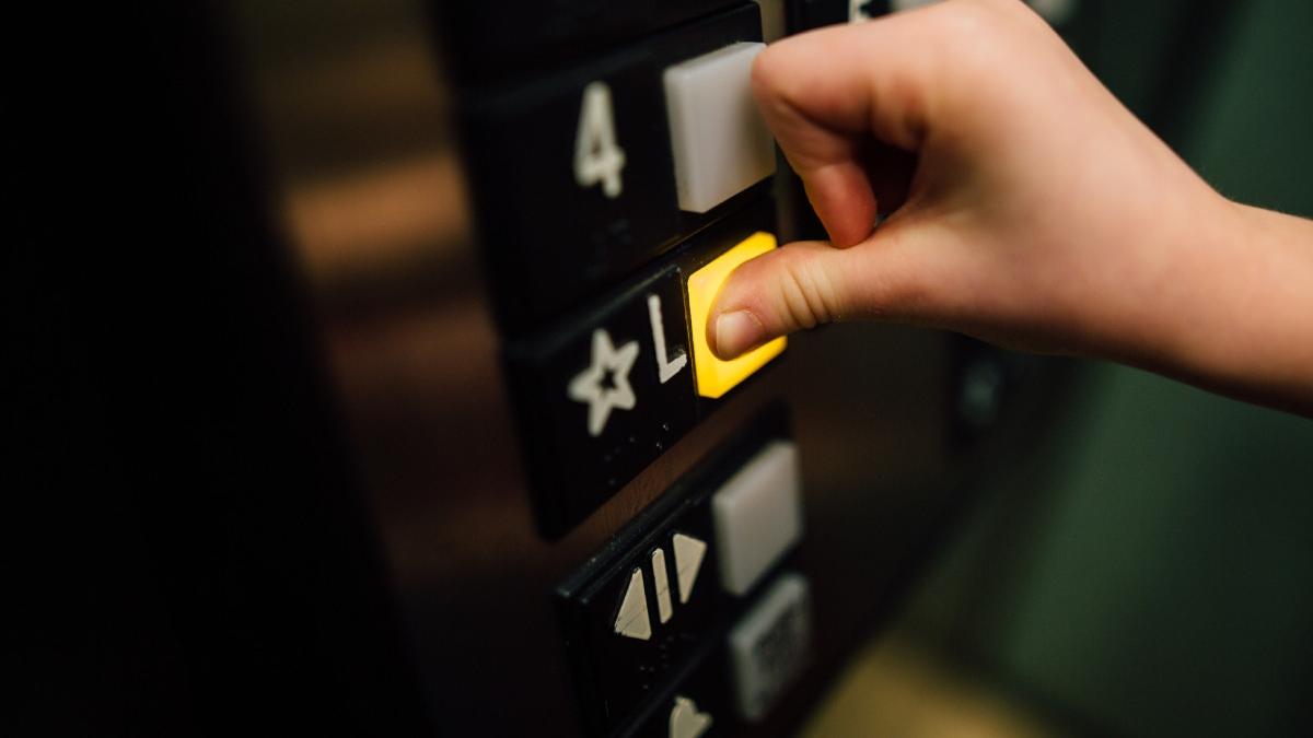 Programul „Lift pentru viață” adoptat: lifturi în blocurile vechi, prioritate pentru persoanele vulnerabile