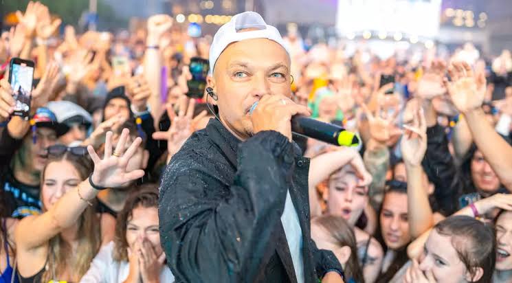 Puya, enervat pe scenă la un concert din Ghimbav, după ce organizatorii i-au întrerupt show-ul