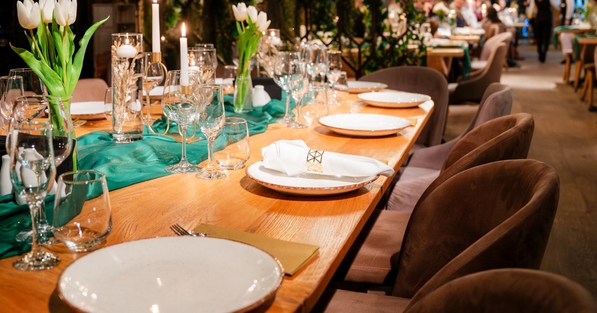 Românii împart porțiile la restaurant din cauza prețurilor mari. Dezbatere pe rețele sociale