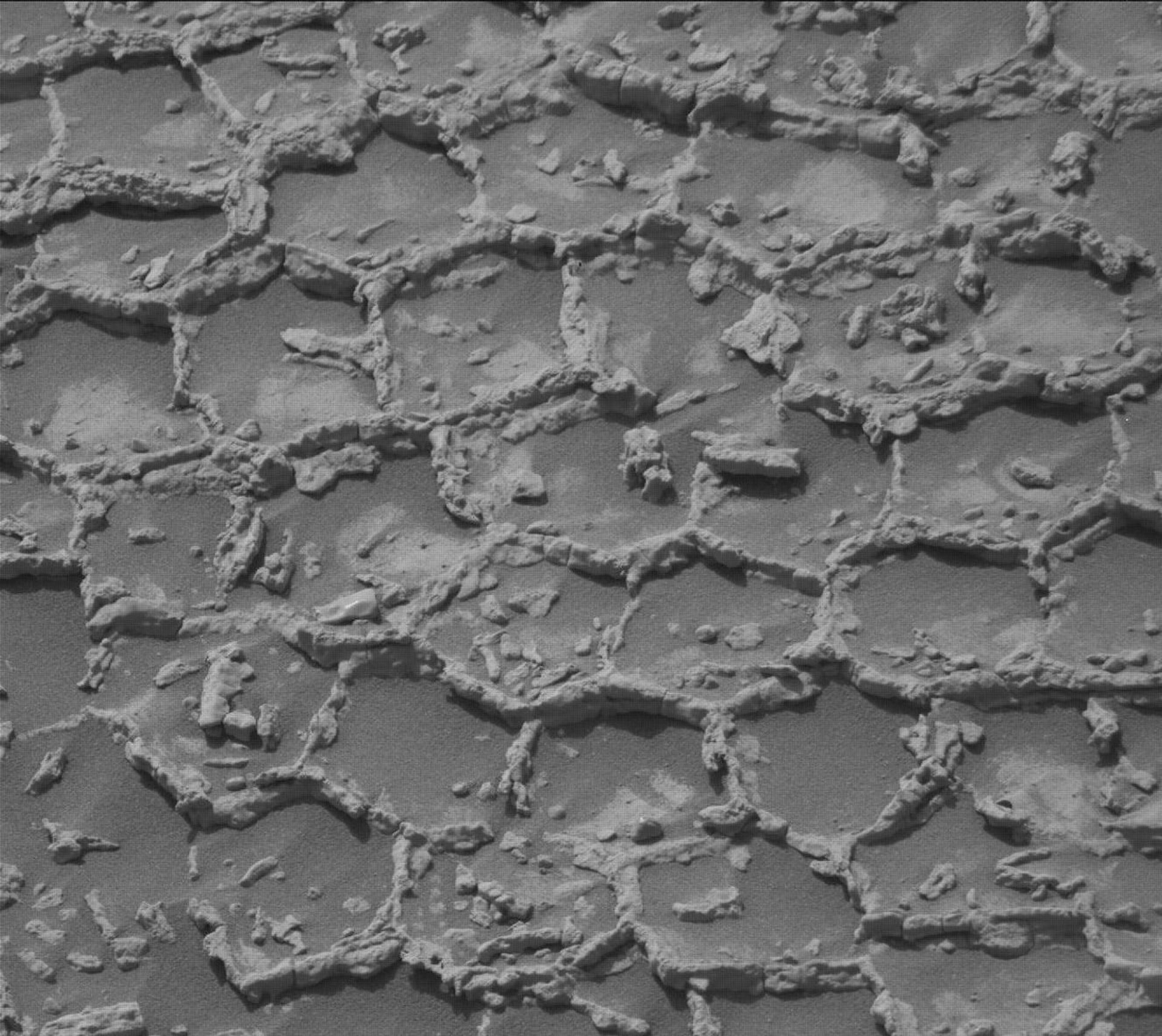 Roverul Curiosity a descoperit structuri poligonale asemănătoare unui fagure pe Marte