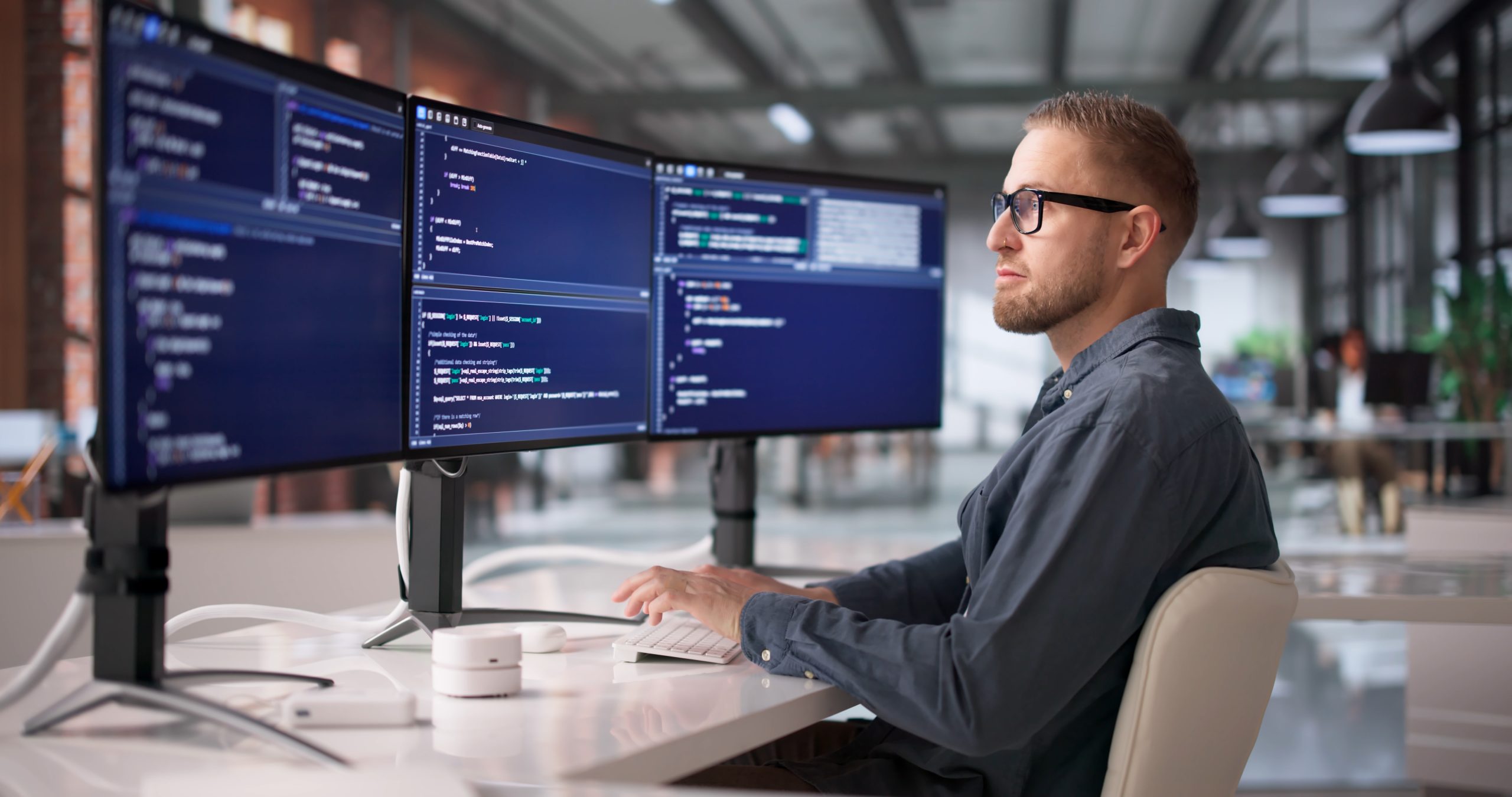 Salarii 2026 în testarea software: game tester vs. inginer testare automată