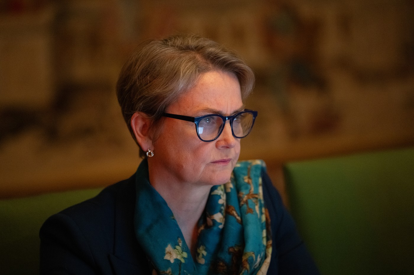 Șefa diplomației britanice compară riscurile AI cu Hiroshima și cere reglementări internaționale urgente