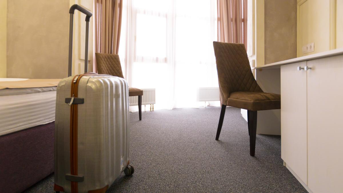 Sondaj Travelminit: Camere murdare, turiști nedeclarați și obiecte furate, principalele probleme ale hotelierilor
