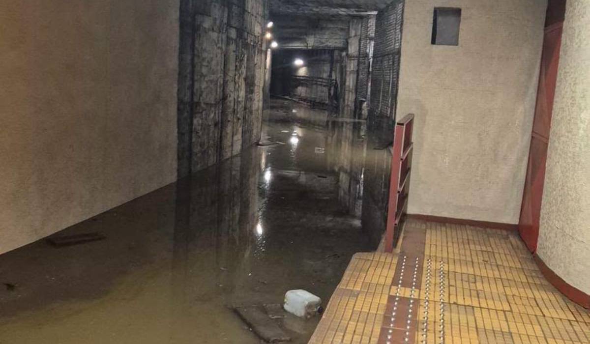 Stația de metrou Piața Victoriei 2, închisă după furtuna din București. Apa a ajuns pe șine la metrou