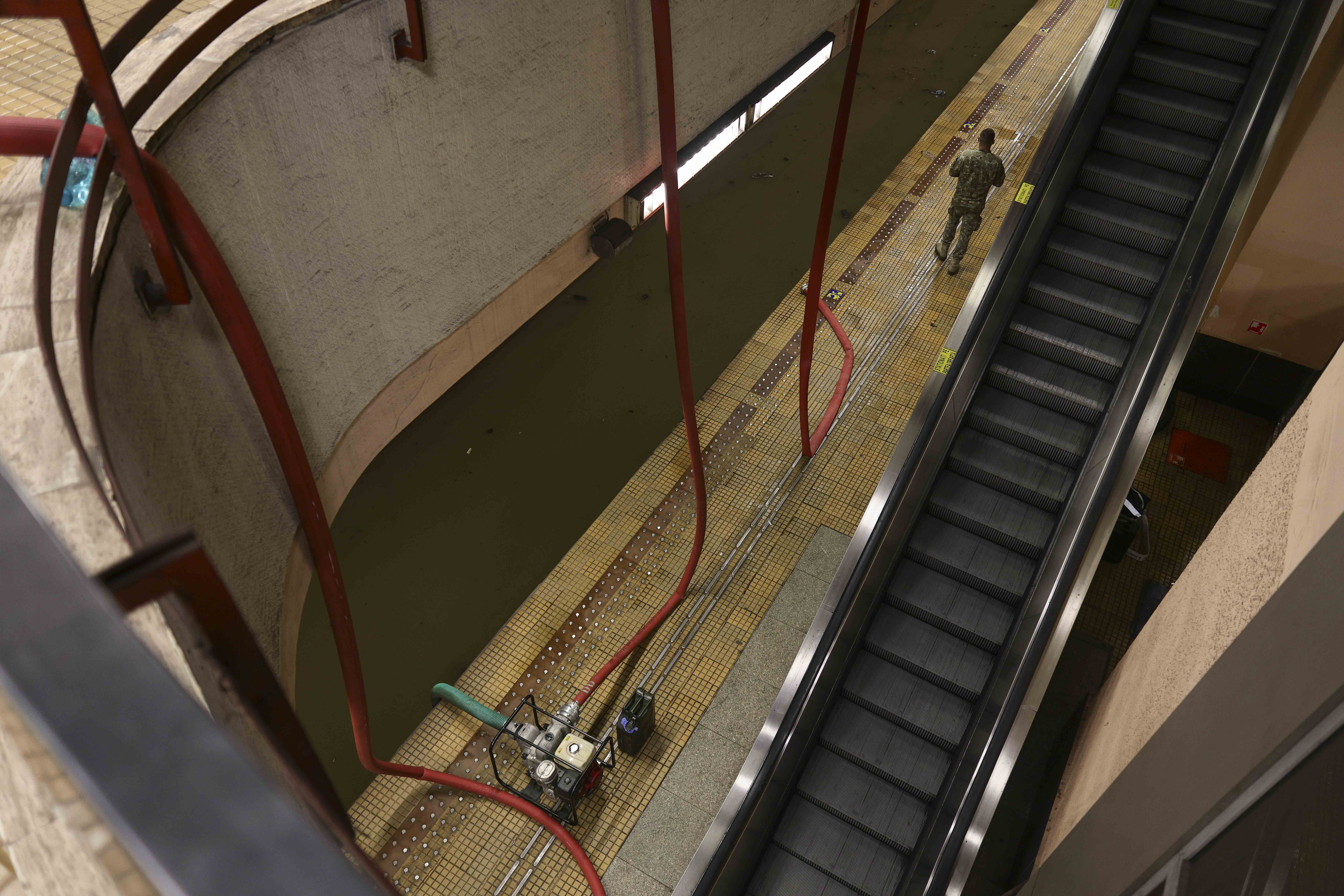 Stația de metrou Piața Victoriei 2, închisă joi dimineață. Apa a fost evacuată, dar sistemele electrice trebuie verificate
